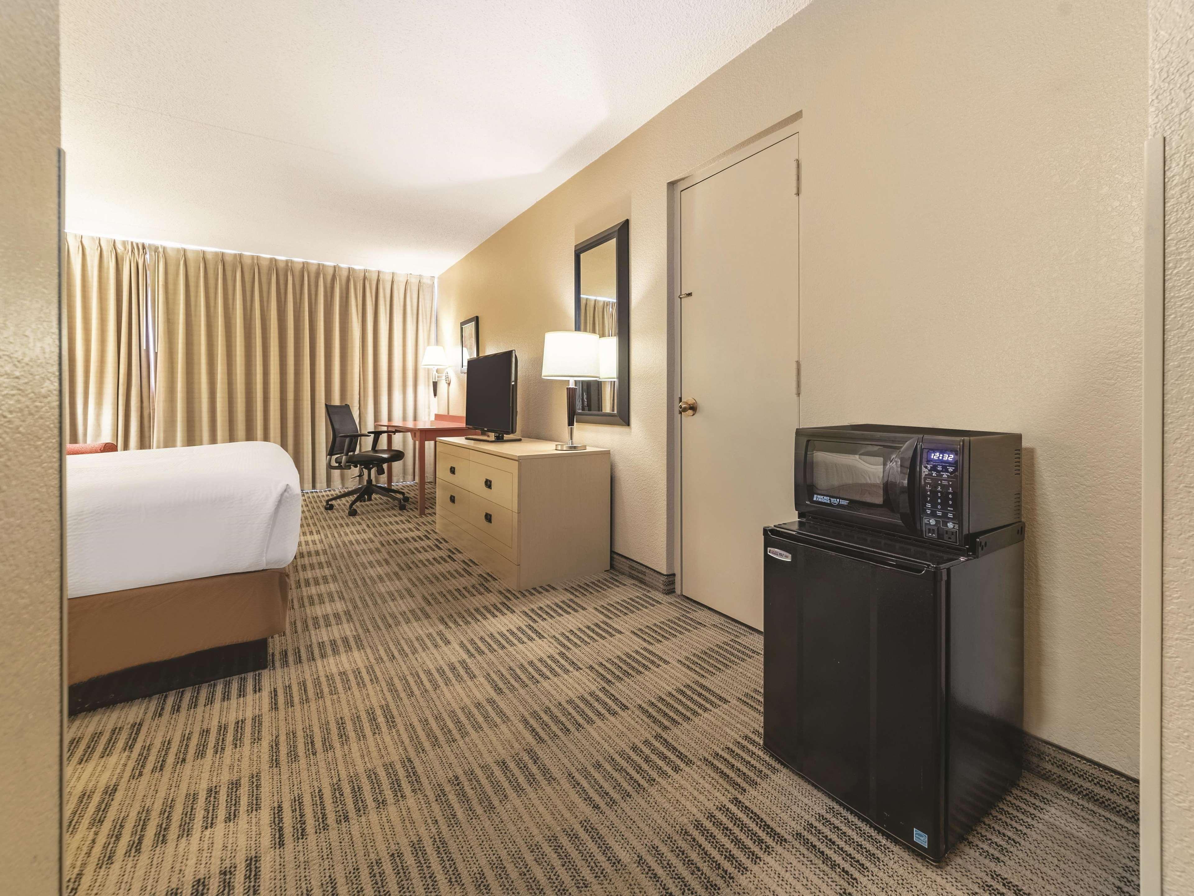 Ramada Inn By Wyndham Fairfield Nj Екстер'єр фото