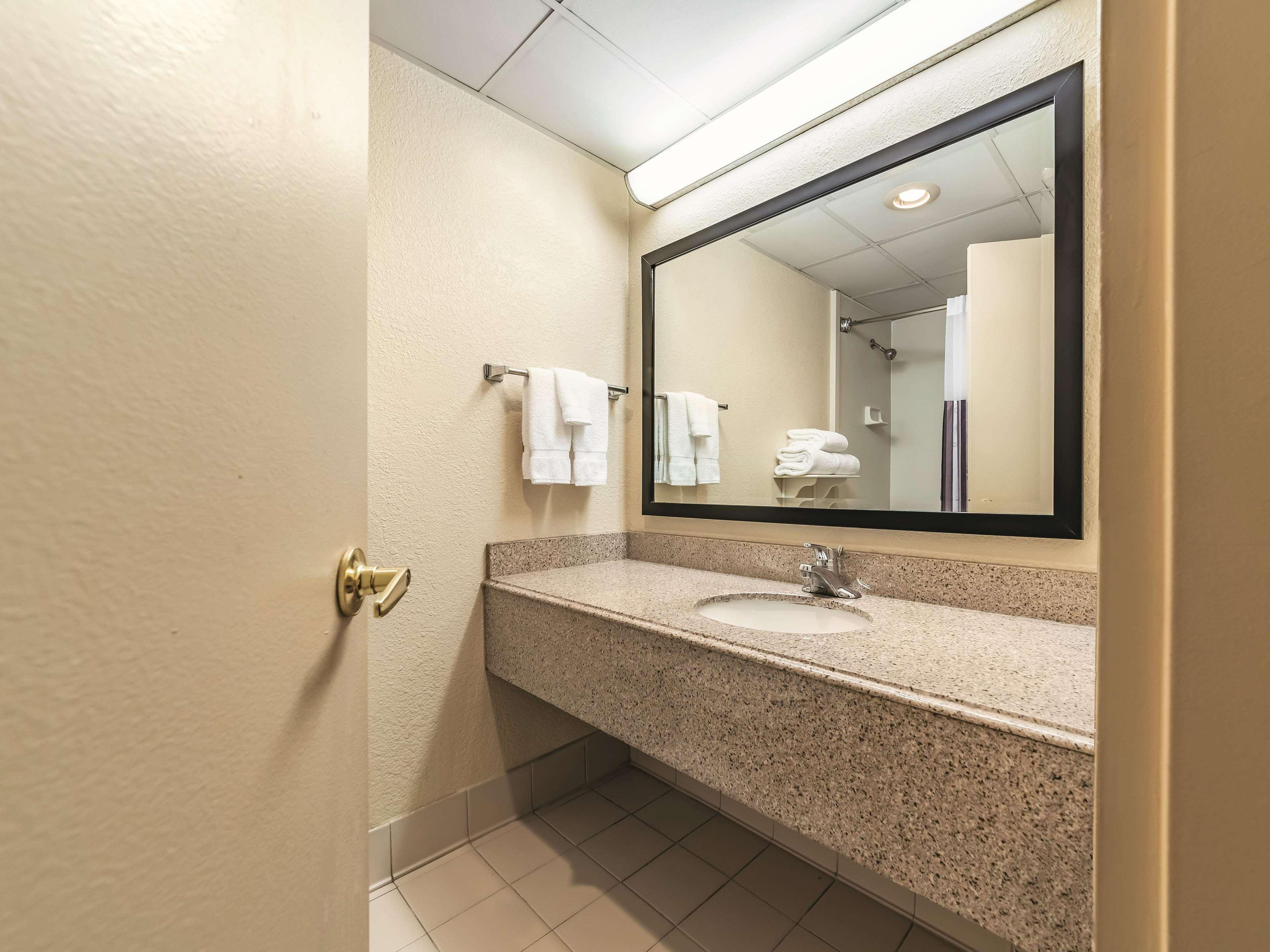 Ramada Inn By Wyndham Fairfield Nj Екстер'єр фото