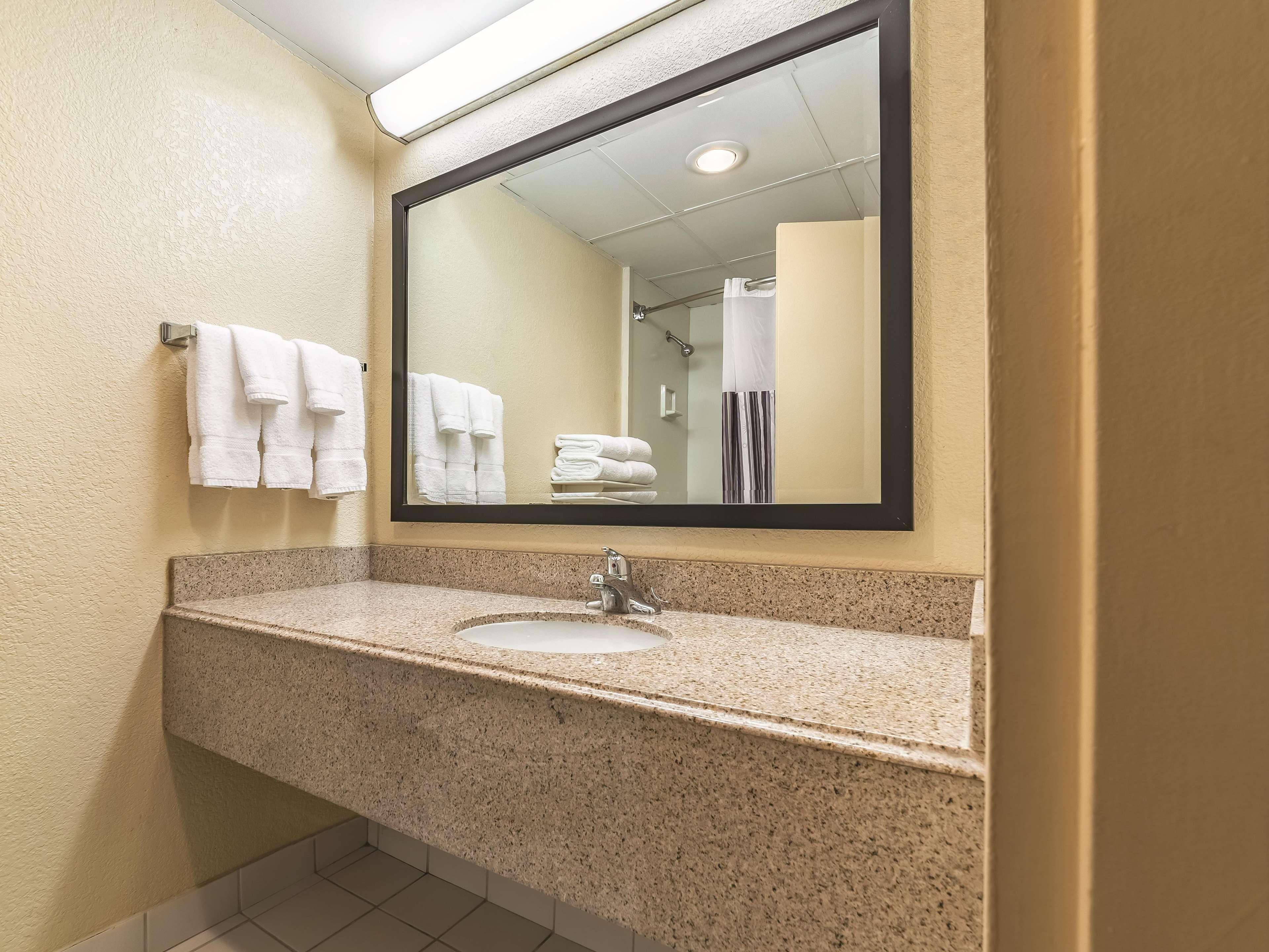 Ramada Inn By Wyndham Fairfield Nj Екстер'єр фото