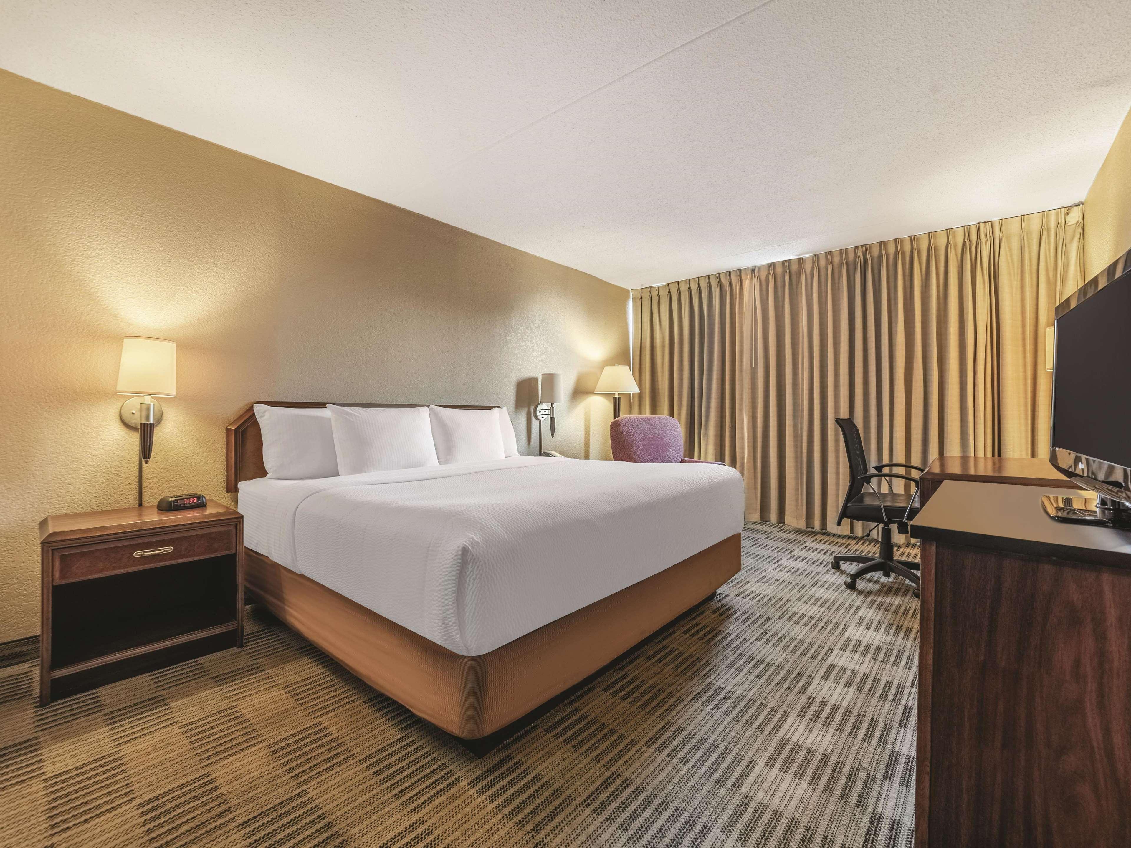 Ramada Inn By Wyndham Fairfield Nj Екстер'єр фото