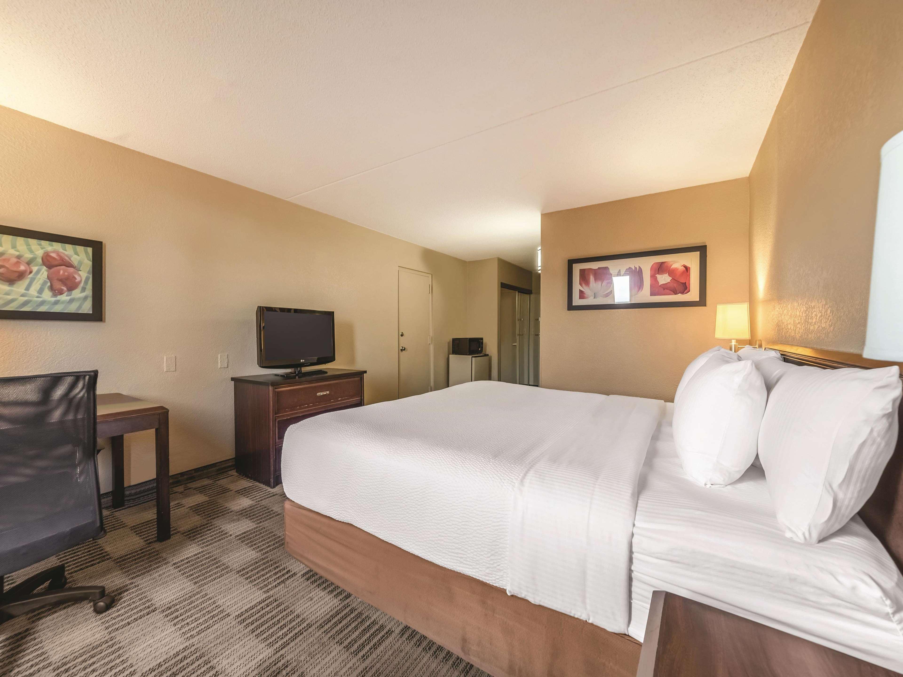 Ramada Inn By Wyndham Fairfield Nj Екстер'єр фото