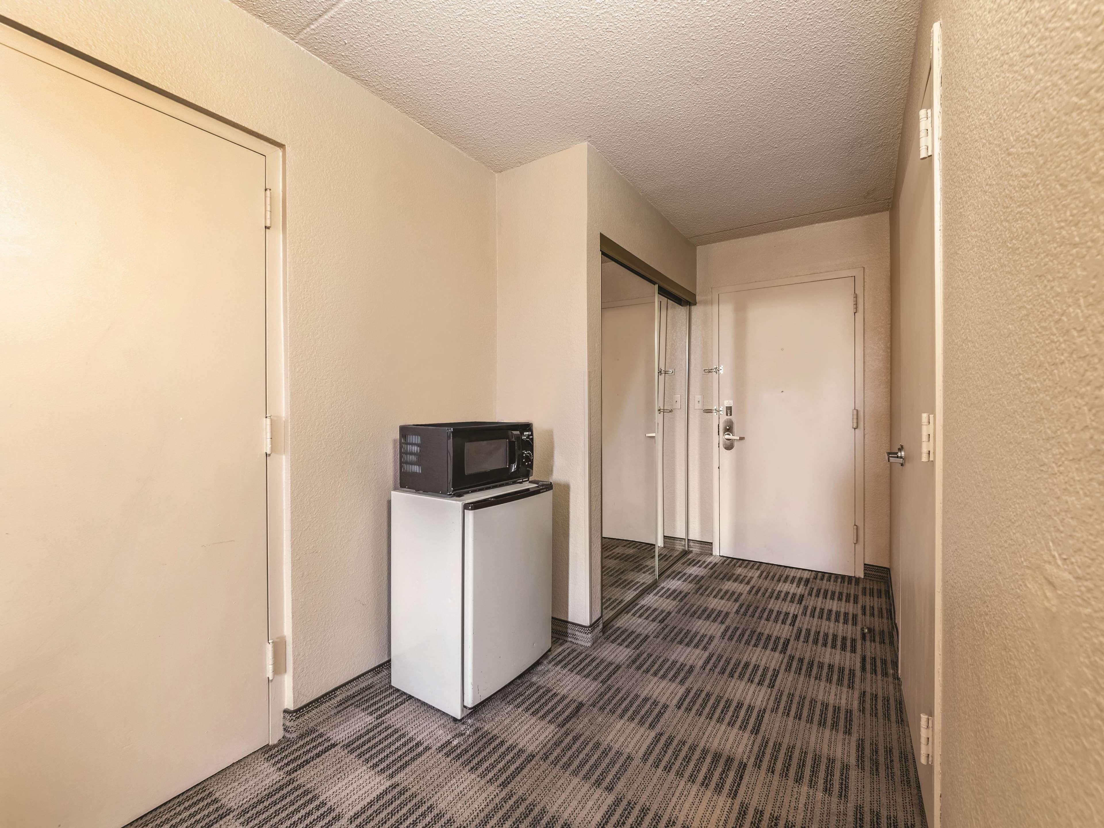 Ramada Inn By Wyndham Fairfield Nj Екстер'єр фото