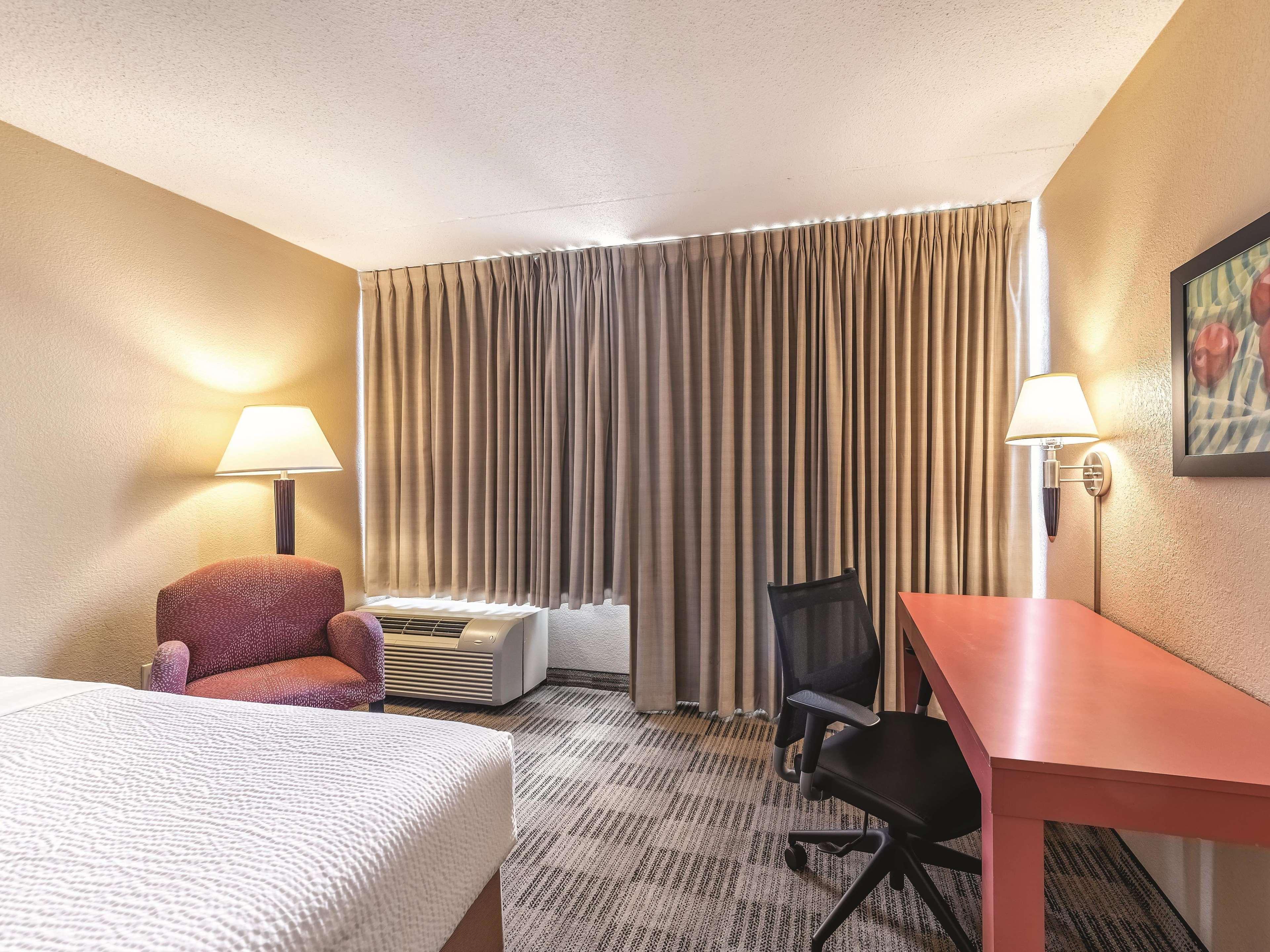Ramada Inn By Wyndham Fairfield Nj Екстер'єр фото