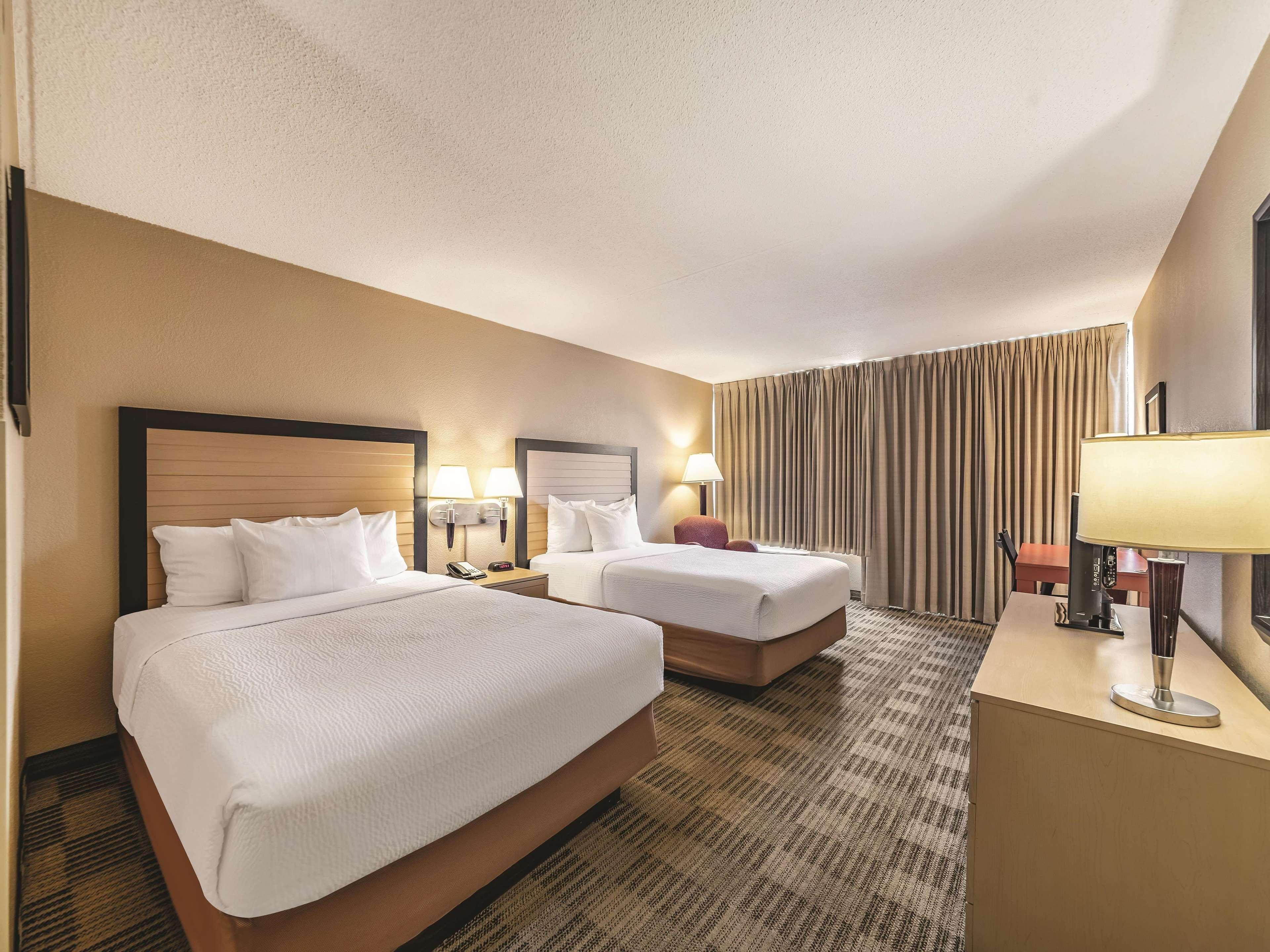 Ramada Inn By Wyndham Fairfield Nj Екстер'єр фото
