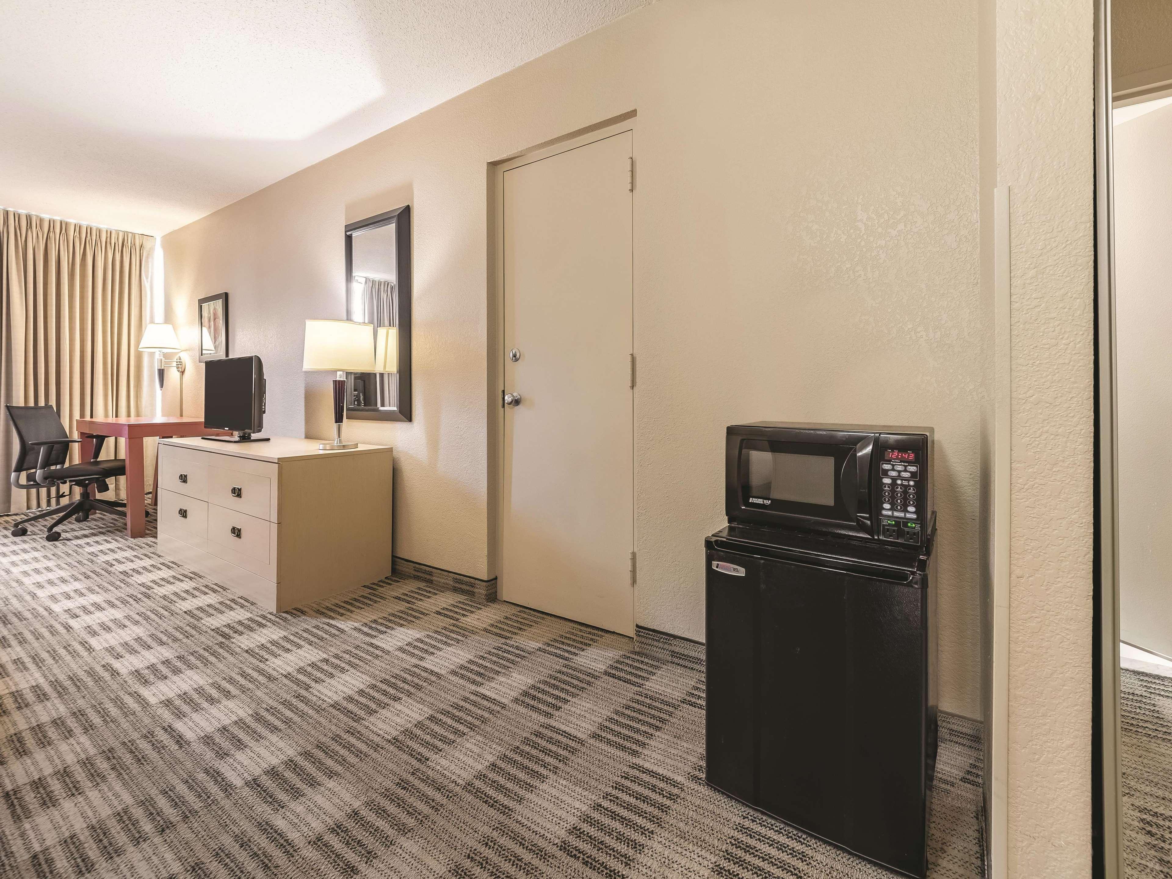 Ramada Inn By Wyndham Fairfield Nj Екстер'єр фото