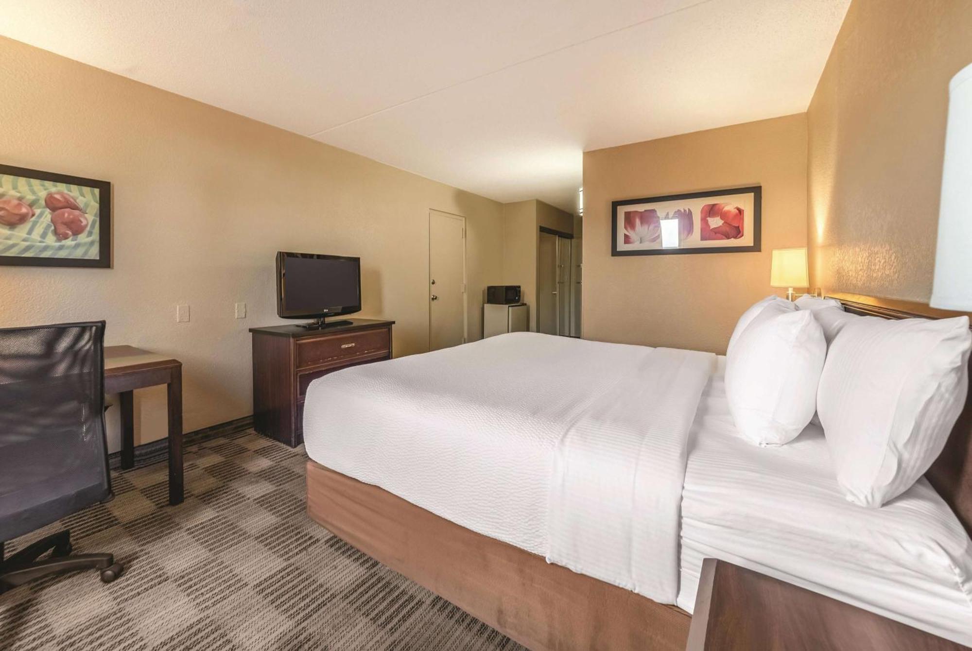 Ramada Inn By Wyndham Fairfield Nj Екстер'єр фото
