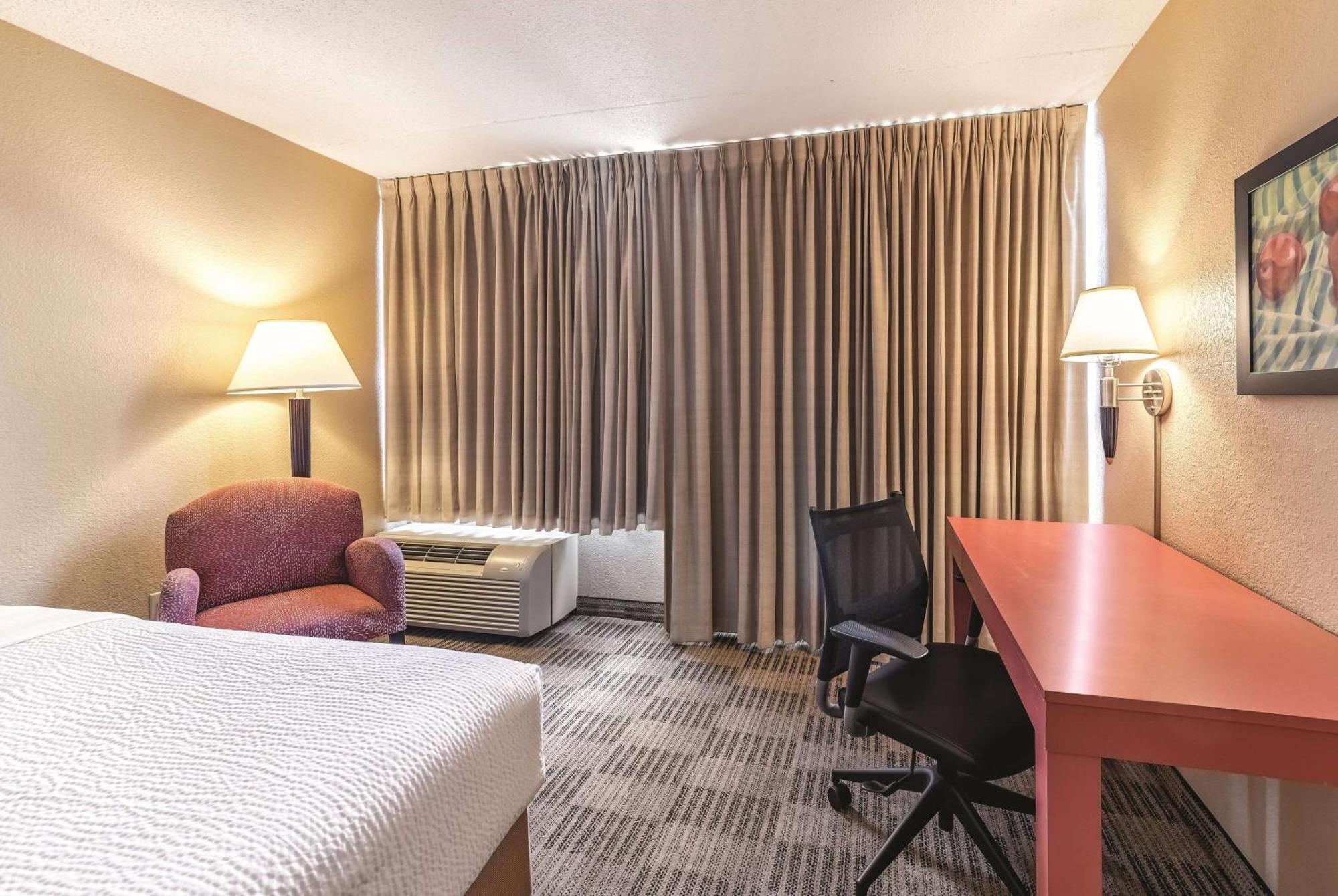 Ramada Inn By Wyndham Fairfield Nj Екстер'єр фото