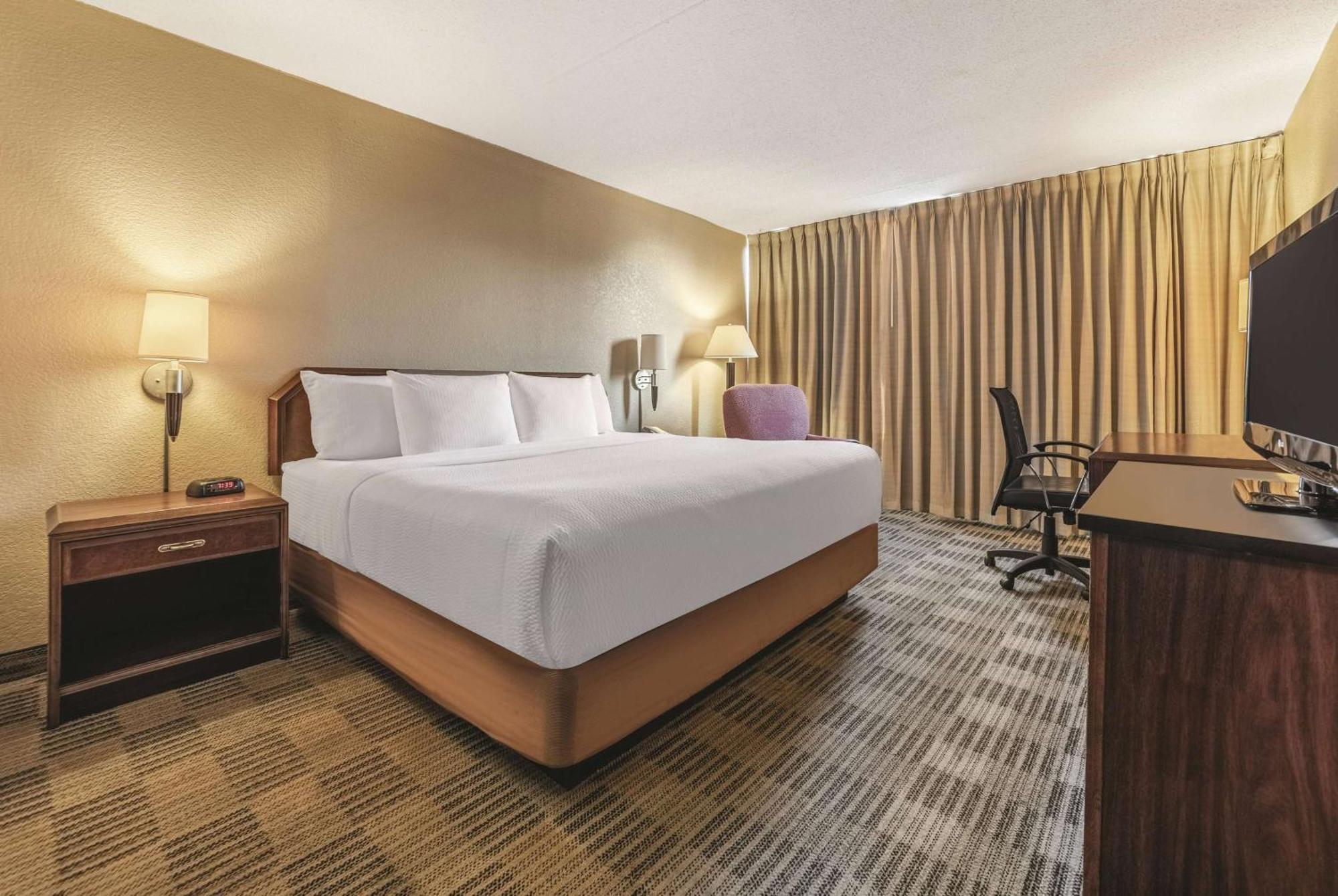Ramada Inn By Wyndham Fairfield Nj Екстер'єр фото