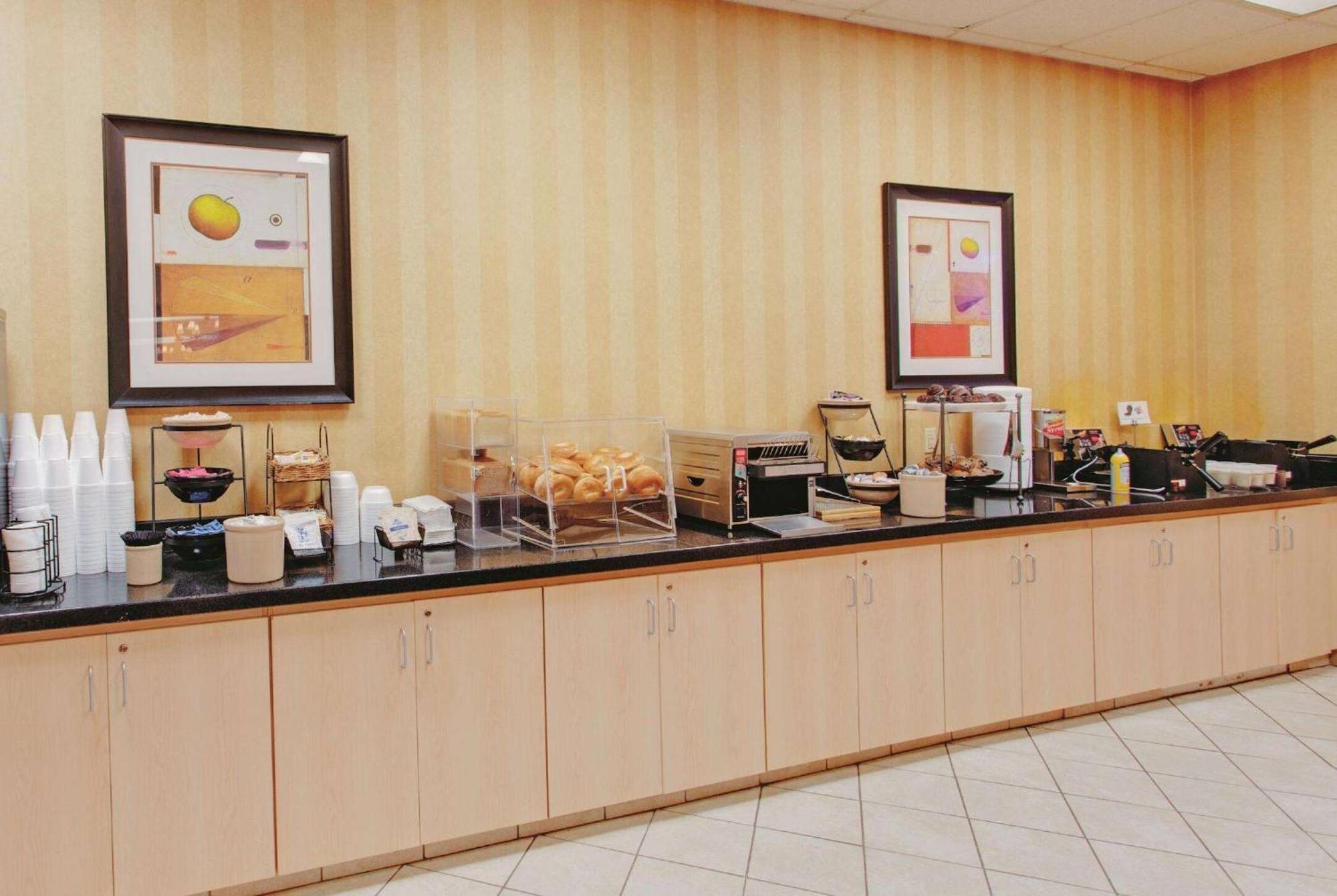 Ramada Inn By Wyndham Fairfield Nj Екстер'єр фото