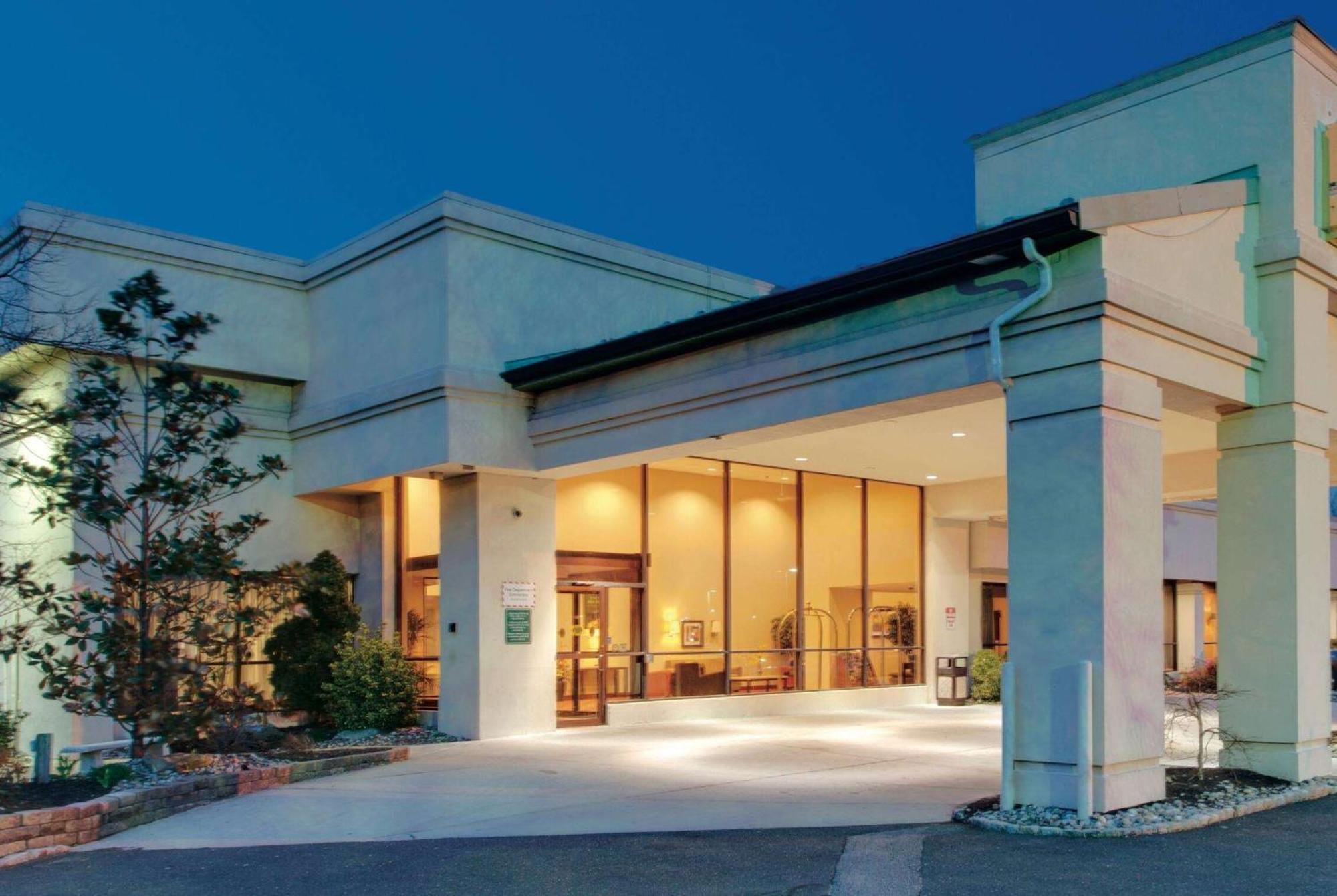 Ramada Inn By Wyndham Fairfield Nj Екстер'єр фото