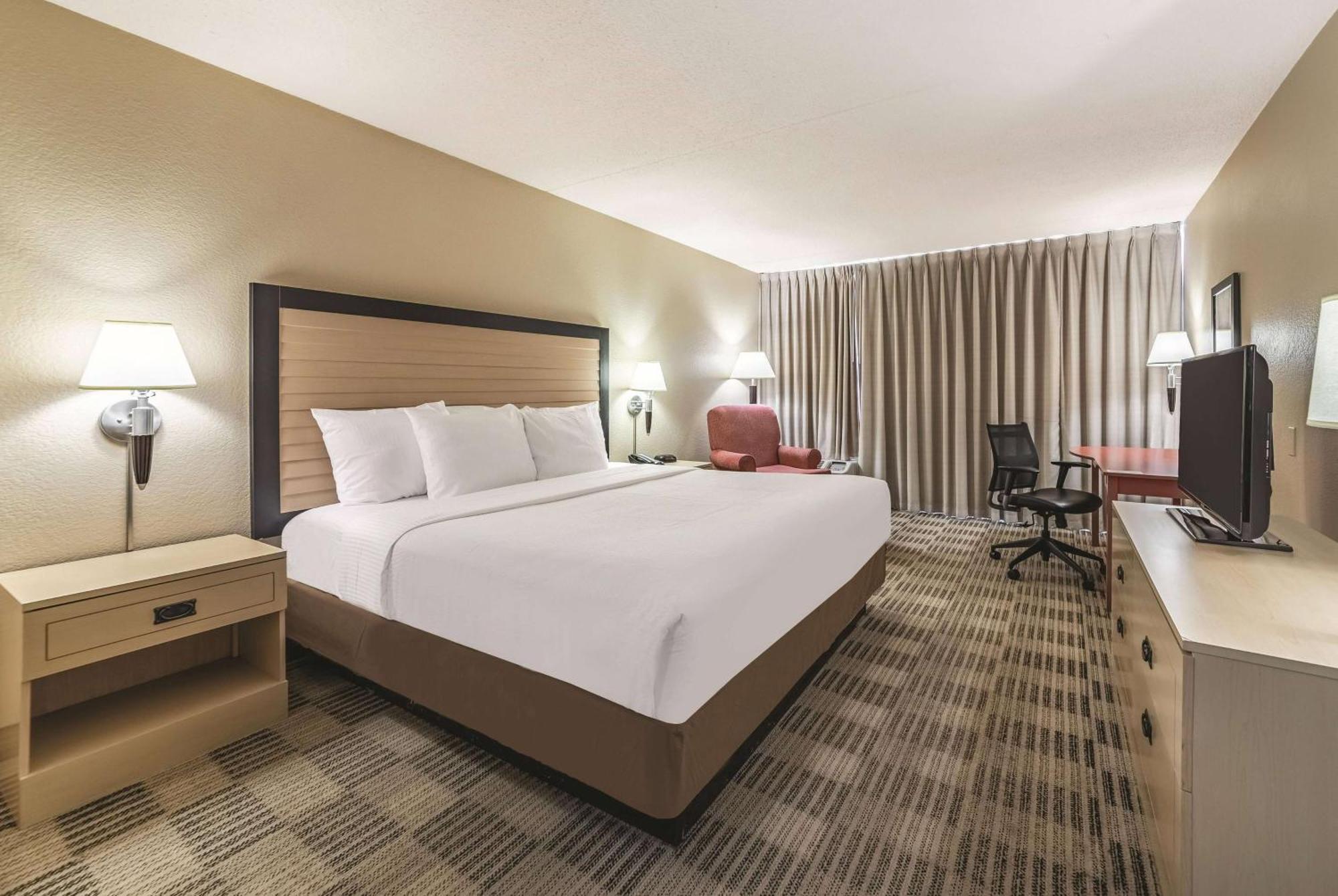 Ramada Inn By Wyndham Fairfield Nj Екстер'єр фото