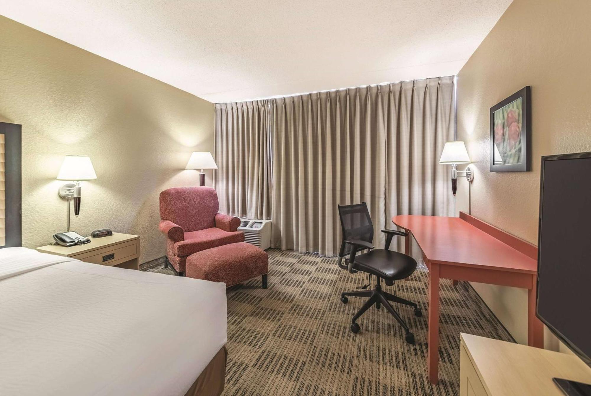 Ramada Inn By Wyndham Fairfield Nj Екстер'єр фото
