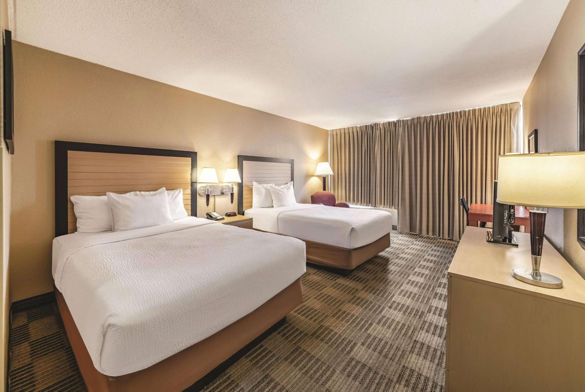 Ramada Inn By Wyndham Fairfield Nj Екстер'єр фото