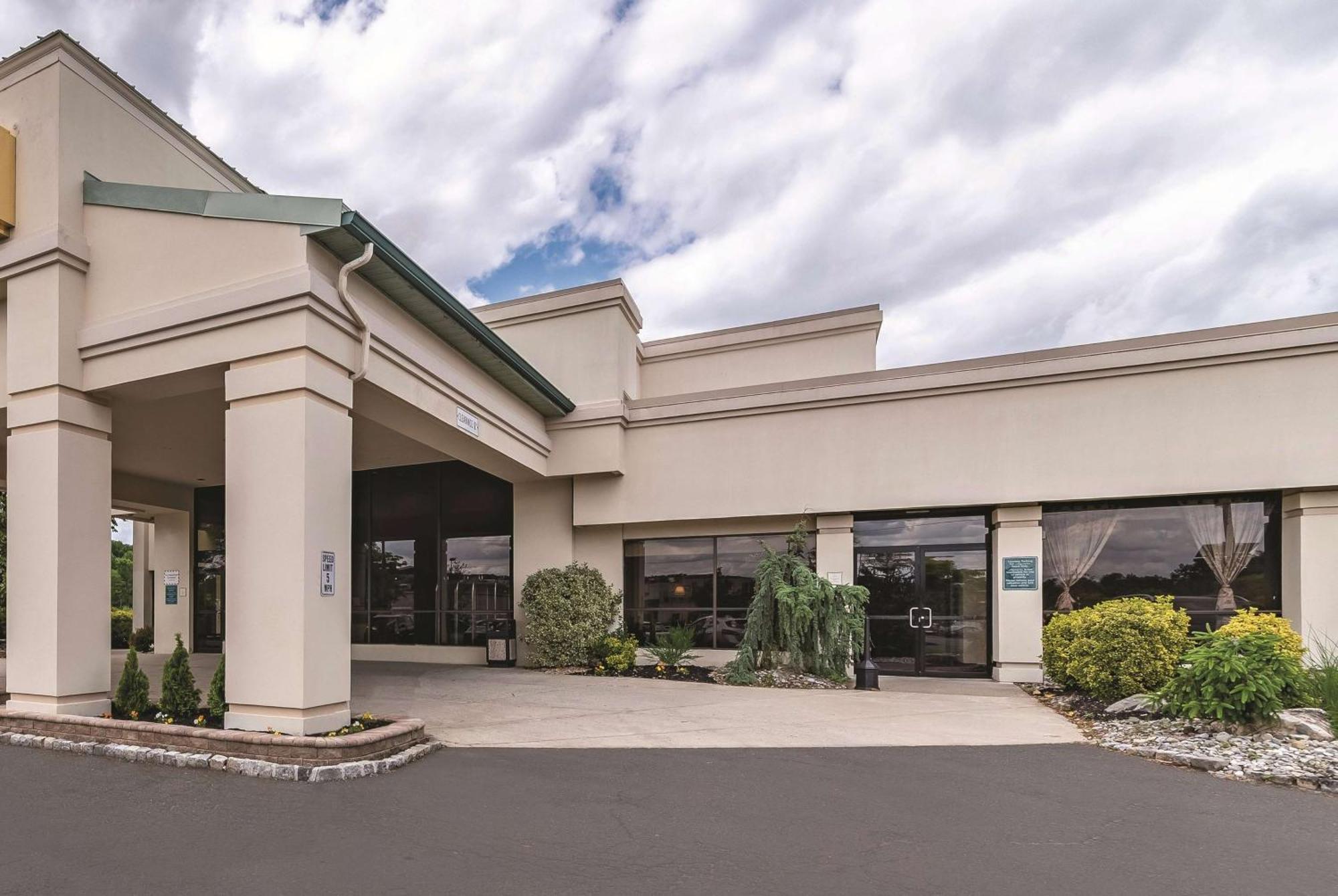 Ramada Inn By Wyndham Fairfield Nj Екстер'єр фото