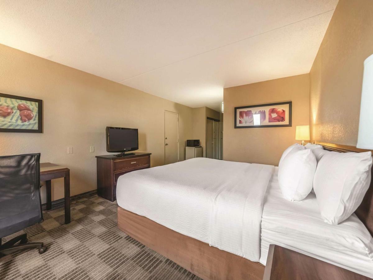 Ramada Inn By Wyndham Fairfield Nj Екстер'єр фото
