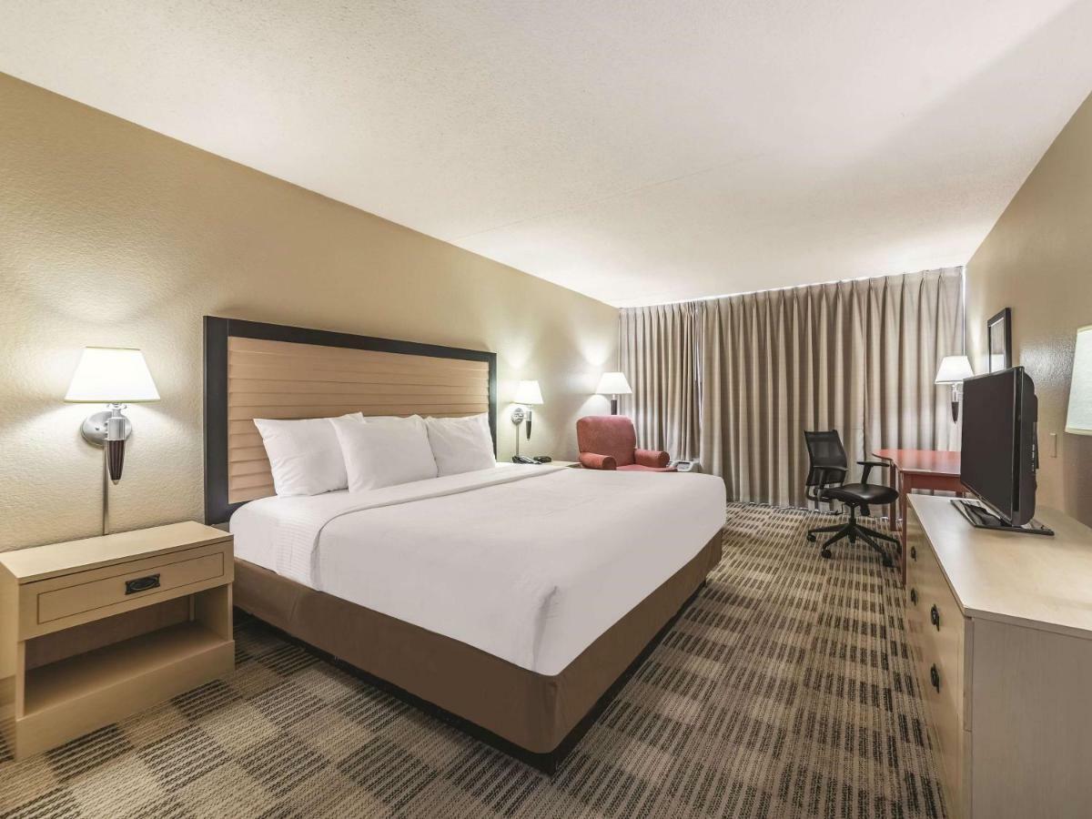 Ramada Inn By Wyndham Fairfield Nj Екстер'єр фото
